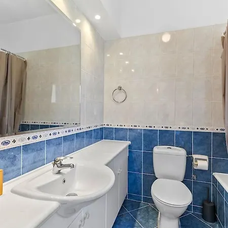 Charming 3-bedroom Maisonette With Pool Access At Regina Gardens, 700 M Venus Paphos