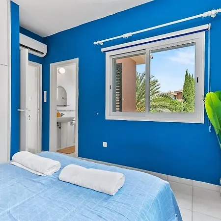 Villa Charming 3-bedroom Maisonette With Pool Access At Regina Gardens, 700 M Venus Paphos