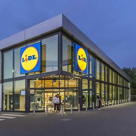 Villa Charming 3-bedroom Maisonette With Pool Access At Regina Gardens, 700 M Venus Paphos