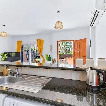 ヴィラ Charming 3-bedroom Maisonette With Pool Access At Regina Gardens, 700 M Venus *