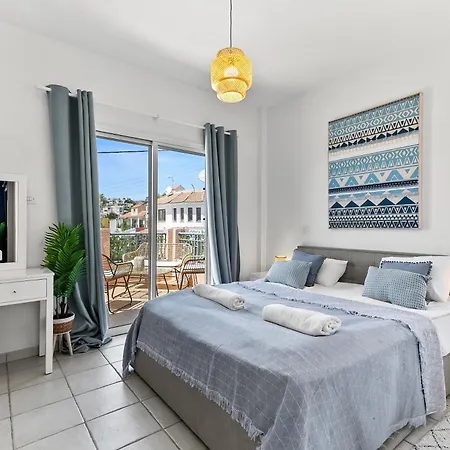 Charming 3-bedroom Maisonette With Pool Access At Regina Gardens, 700 M Venus