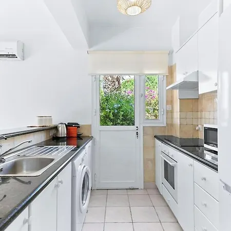 Charming 3-bedroom Maisonette With Pool Access At Regina Gardens, 700 M Venus Villa Paphos