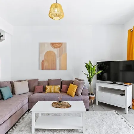Charming 3-bedroom Maisonette With Pool Access At Regina Gardens, 700 M Venus *