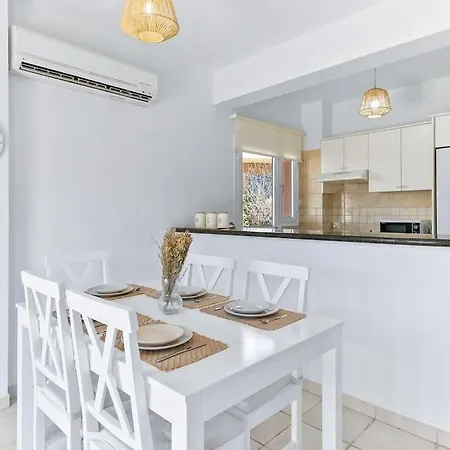 Charming 3-bedroom Maisonette With Pool Access At Regina Gardens, 700 M Venus Villa *