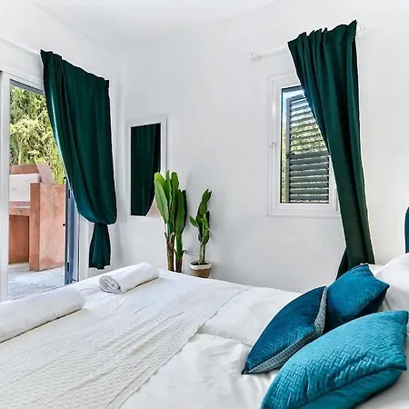 Charming 3-bedroom Maisonette With Pool Access At Regina Gardens, 700 M Venus Villa Paphos