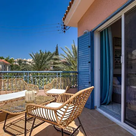 Charming 3-bedroom Maisonette With Pool Access At Regina Gardens, 700 M Venus *