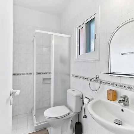 Charming 3-bedroom Maisonette With Pool Access At Regina Gardens, 700 M Venus Villa *