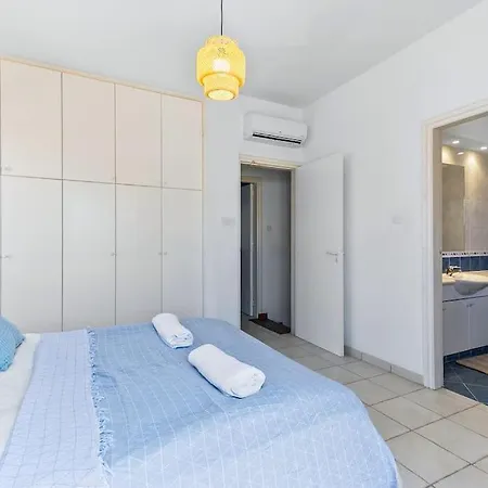 Villa Charming 3-bedroom Maisonette With Pool Access At Regina Gardens, 700 M Venus