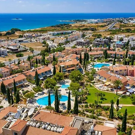 Charming 3-bedroom Maisonette With Pool Access At Regina Gardens, 700 M Venus