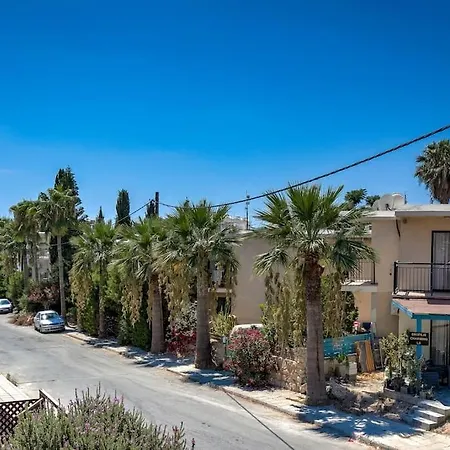 Charming 3-bedroom Maisonette With Pool Access At Regina Gardens, 700 M Venus Villa Paphos