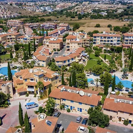 Villa Venus With Pool Access At Regina Gardens, 700 M Venus Paphos