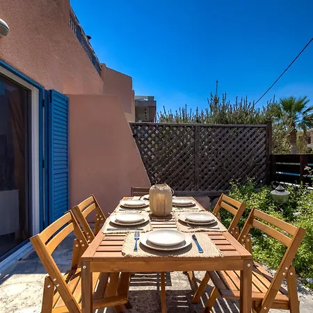 Charming 3-bedroom Maisonette With Pool Access At Regina Gardens, 700 M Venus Villa