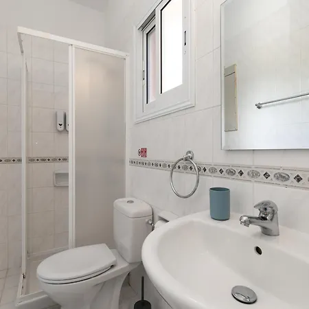 Villa Venus With Pool Access At Regina Gardens, 700 M Venus