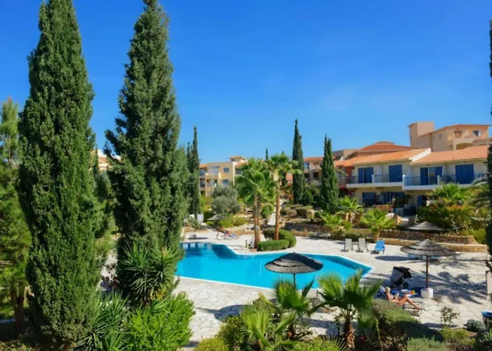 Charming 3-bedroom Maisonette With Pool Access At Regina Gardens, 700 M Venus Villa