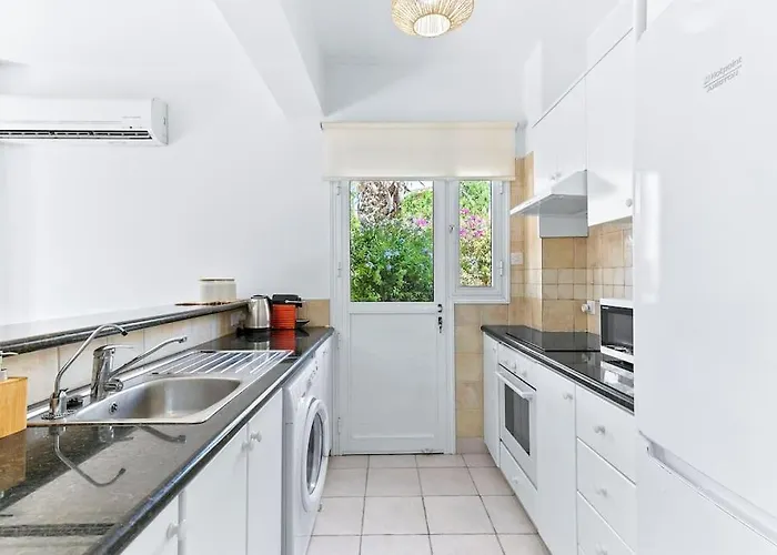 Charming 3-bedroom Maisonette With Pool Access At Regina Gardens, 700 M Venus 别墅 Paphos