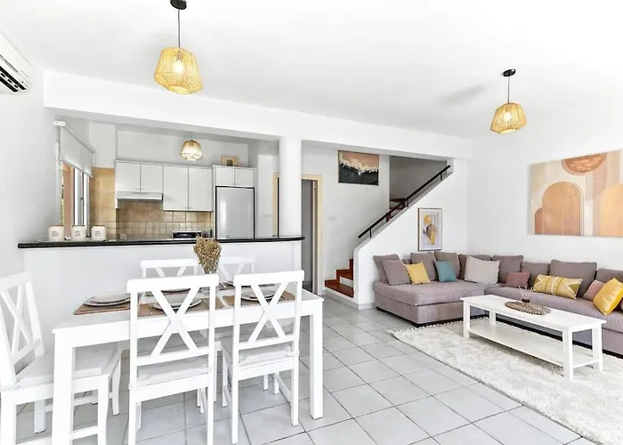 Villa Charming 3-bedroom Maisonette With Pool Access At Regina Gardens, 700 M Venus *