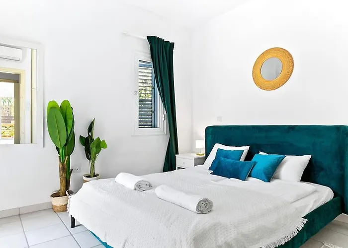 Villa Charming 3-bedroom Maisonette With Pool Access At Regina Gardens, 700 M Venus