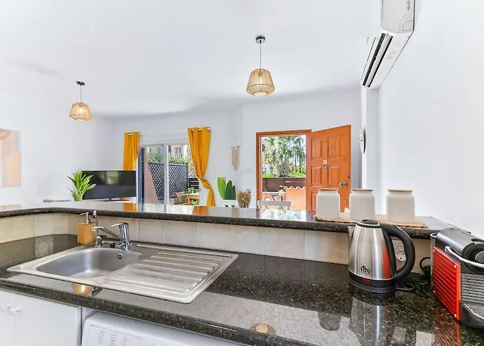 Villa Charming 3-bedroom Maisonette With Pool Access At Regina Gardens, 700 M Venus *