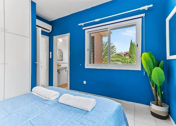 Villa Charming 3-bedroom Maisonette With Pool Access At Regina Gardens, 700 M Venus Pafos