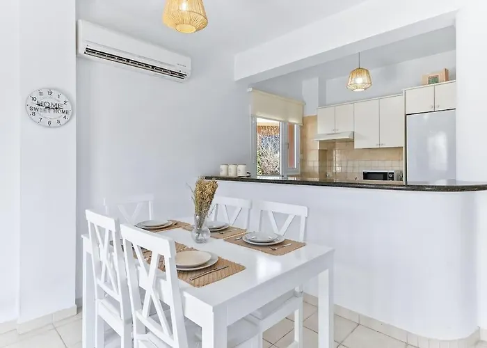 Charming 3-bedroom Maisonette With Pool Access At Regina Gardens, 700 M Venus 别墅 *