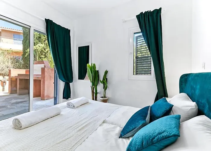 Charming 3-bedroom Maisonette With Pool Access At Regina Gardens, 700 M Venus Villa Pafos