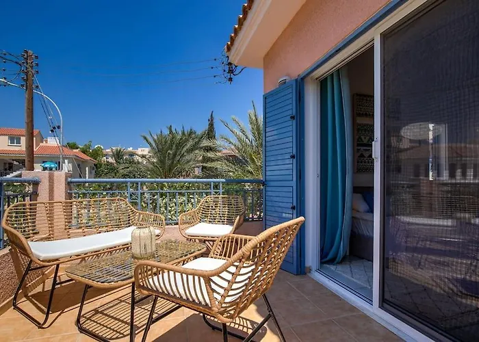 Charming 3-bedroom Maisonette With Pool Access At Regina Gardens, 700 M Venus *