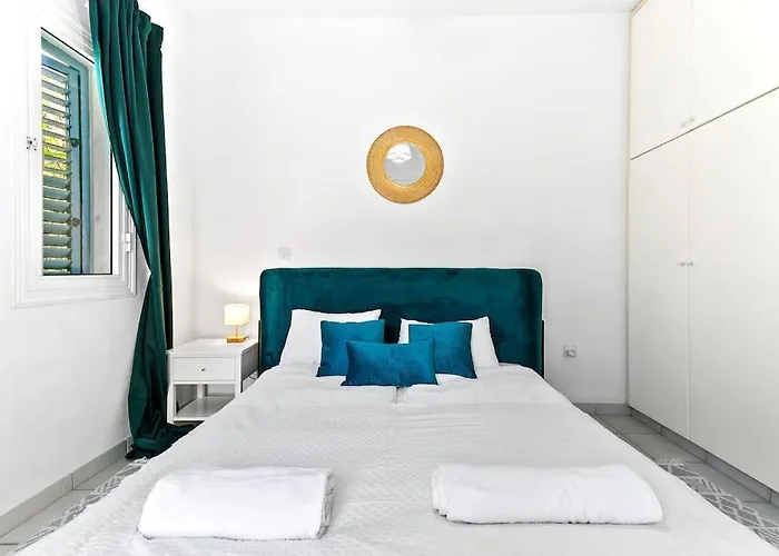 Charming 3-bedroom Maisonette With Pool Access At Regina Gardens, 700 M Venus