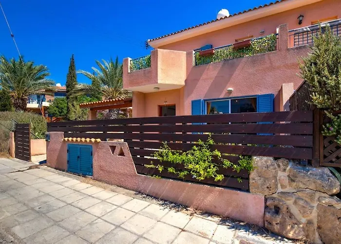 Villa Charming 3-bedroom Maisonette With Pool Access At Regina Gardens, 700 M Venus
