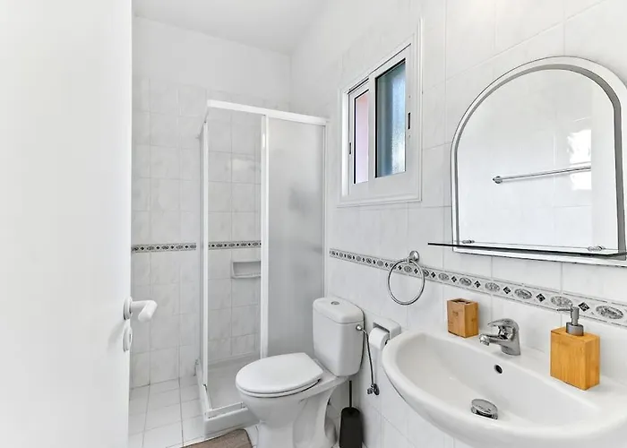 Charming 3-bedroom Maisonette With Pool Access At Regina Gardens, 700 M Venus 别墅 *