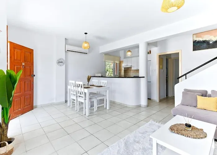 Charming 3-bedroom Maisonette With Pool Access At Regina Gardens, 700 M Venus Villa *