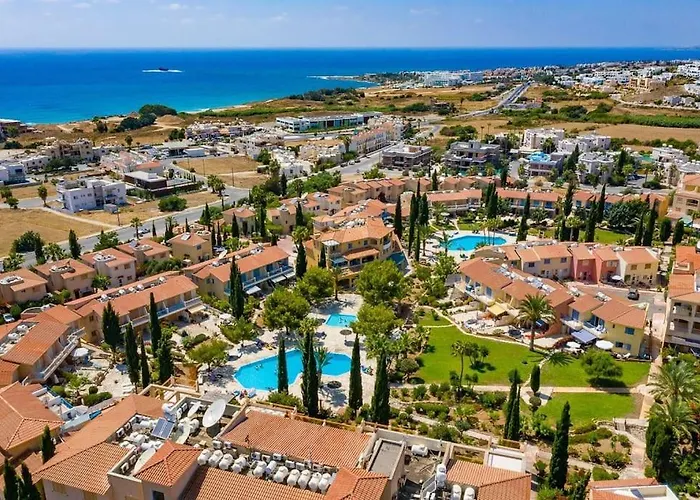 Charming 3-bedroom Maisonette With Pool Access At Regina Gardens, 700 M Venus