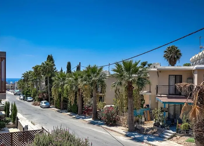 Charming 3-bedroom Maisonette With Pool Access At Regina Gardens, 700 M Venus Villa Pafos