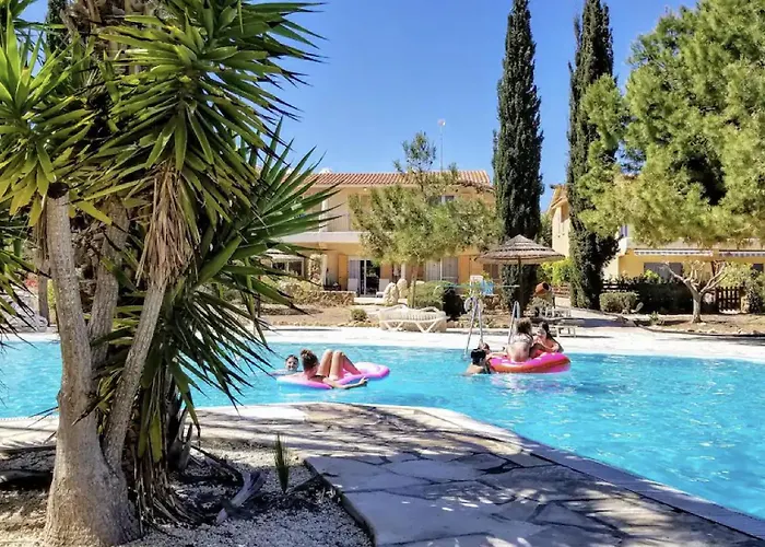 Charming 3-bedroom Maisonette With Pool Access At Regina Gardens, 700 M Venus *