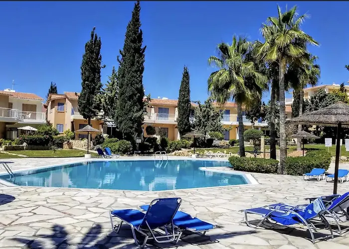 Charming 3-bedroom Maisonette With Pool Access At Regina Gardens, 700 M Venus *