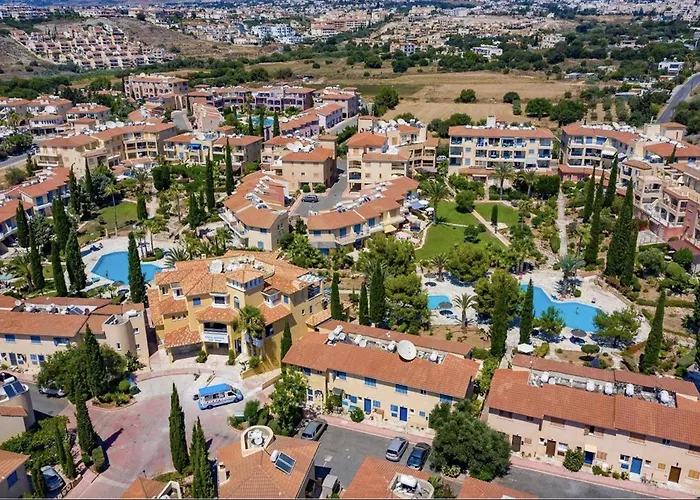 Villa Charming 3-bedroom Maisonette With Pool Access At Regina Gardens, 700 M Venus Pafos