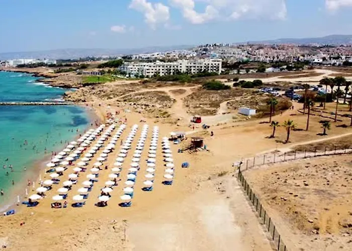 Charming 3-bedroom Maisonette With Pool Access At Regina Gardens, 700 M Venus