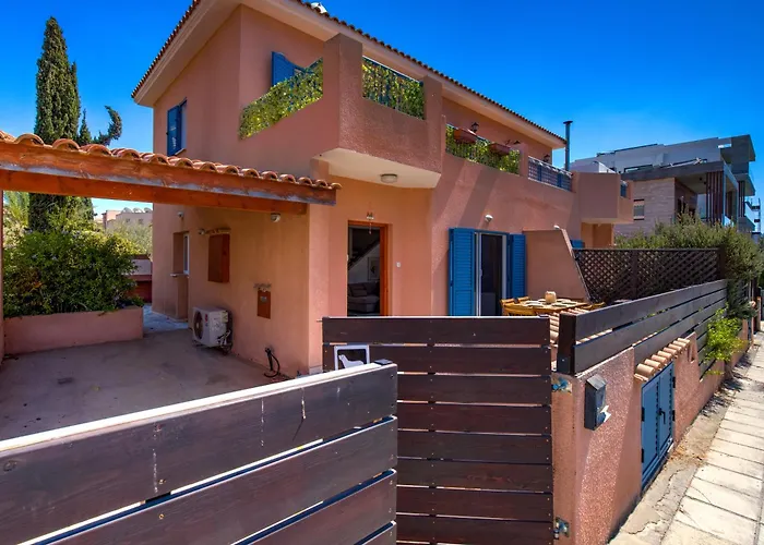 Charming 3-bedroom Maisonette With Pool Access At Regina Gardens, 700 M Venus Paphos