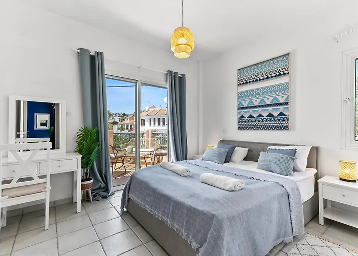 Charming 3-bedroom Maisonette With Pool Access At Regina Gardens, 700 M Venus