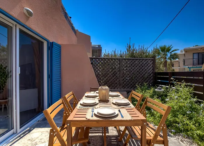 Charming 3-bedroom Maisonette With Pool Access At Regina Gardens, 700 M Venus Villa