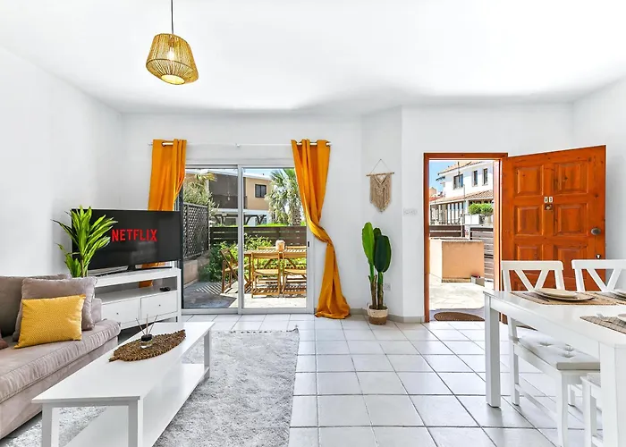 Villa Charming 3-bedroom Maisonette With Pool Access At Regina Gardens, 700 M Venus