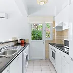 Charming 3-bedroom Maisonette With Pool Access At Regina Gardens, 700 M Venus 빌라 파포스