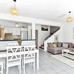 빌라 Charming 3-bedroom Maisonette With Pool Access At Regina Gardens, 700 M Venus *
