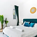 빌라 Charming 3-bedroom Maisonette With Pool Access At Regina Gardens, 700 M Venus