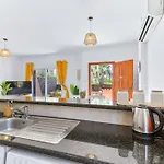빌라 Charming 3-bedroom Maisonette With Pool Access At Regina Gardens, 700 M Venus *