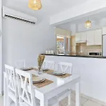 Charming 3-bedroom Maisonette With Pool Access At Regina Gardens, 700 M Venus 빌라 *