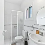 Charming 3-bedroom Maisonette With Pool Access At Regina Gardens, 700 M Venus 빌라 *