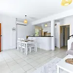 Charming 3-bedroom Maisonette With Pool Access At Regina Gardens, 700 M Venus 빌라 *