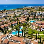 Charming 3-bedroom Maisonette With Pool Access At Regina Gardens, 700 M Venus