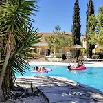 Charming 3-bedroom Maisonette With Pool Access At Regina Gardens, 700 M Venus *