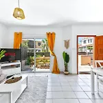 빌라 Charming 3-bedroom Maisonette With Pool Access At Regina Gardens, 700 M Venus